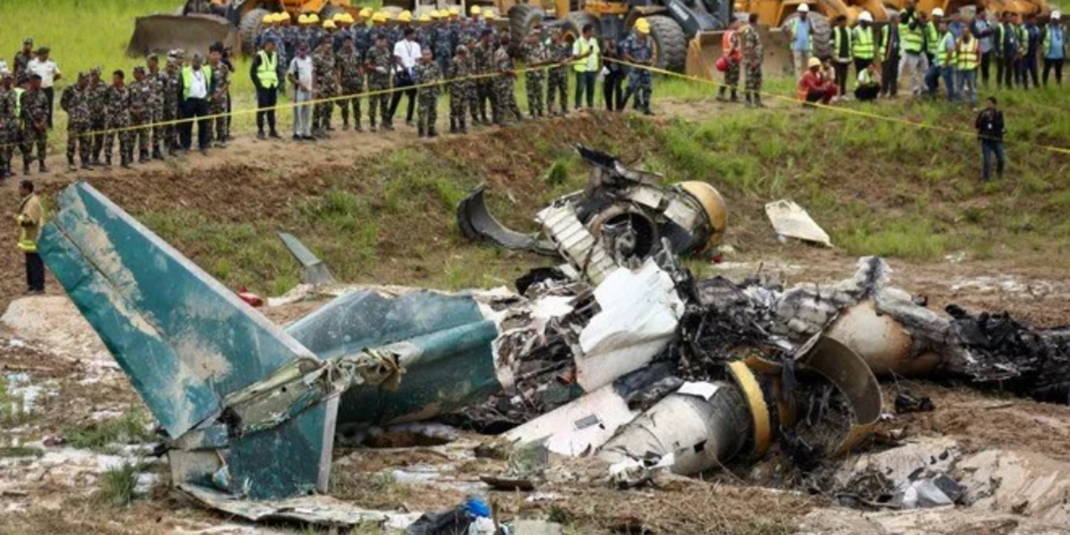Bir uçak kalkış sırasında düştü: 18 cansız bedene ulaşıldı