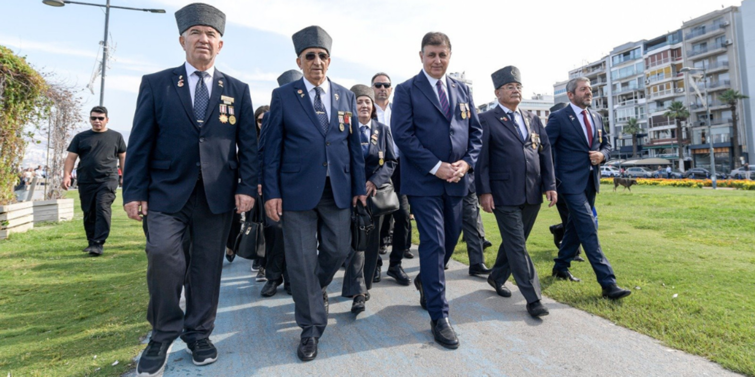 Başkan Tugay babasının madalyalarıyla kahramanların gününe katıldı
