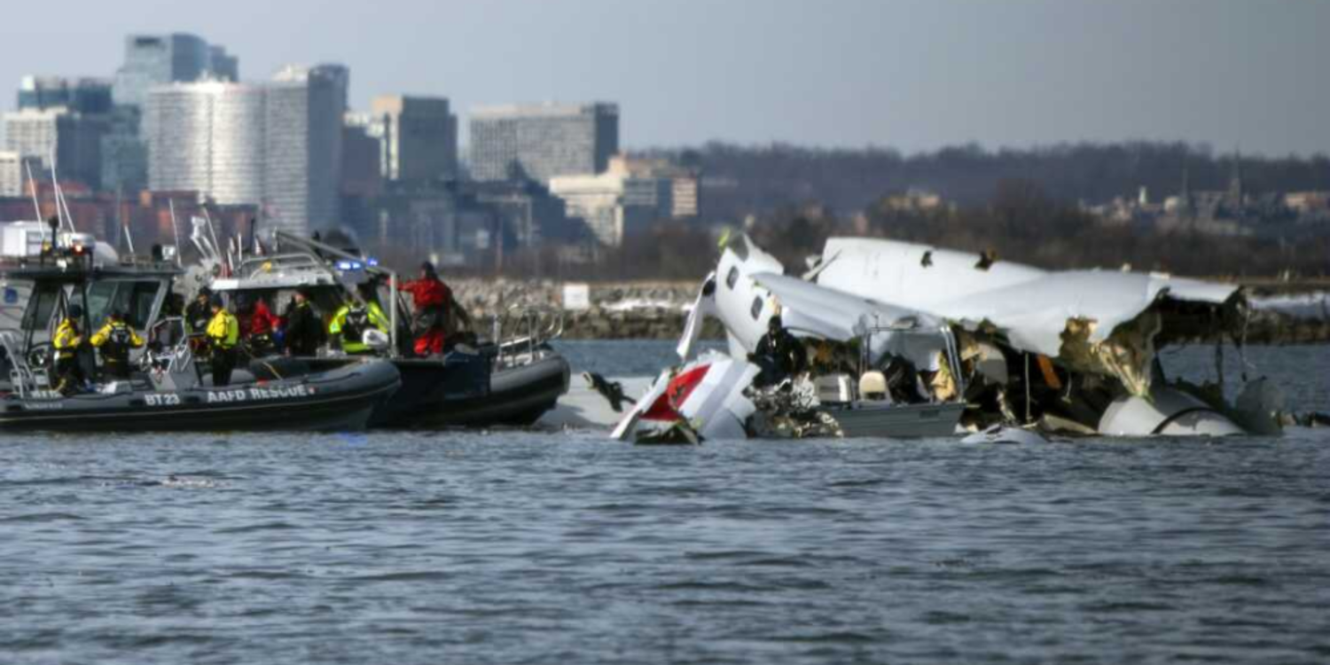 ABD'de yolcu uçağı ile askeri helikopter havada çarpıştı