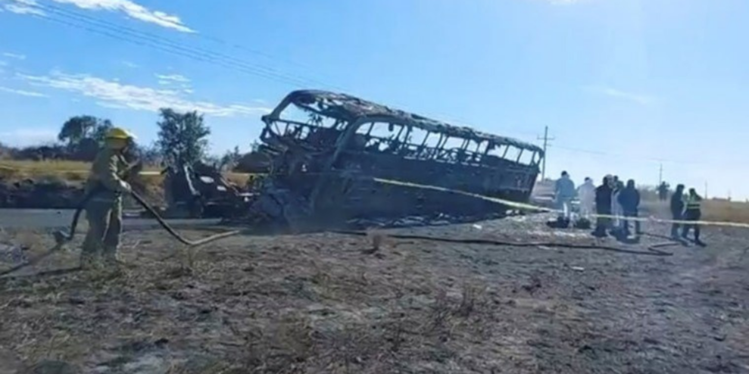 Tur otobüsü kargo kamyonuyla çarpıştı: 19 ölü