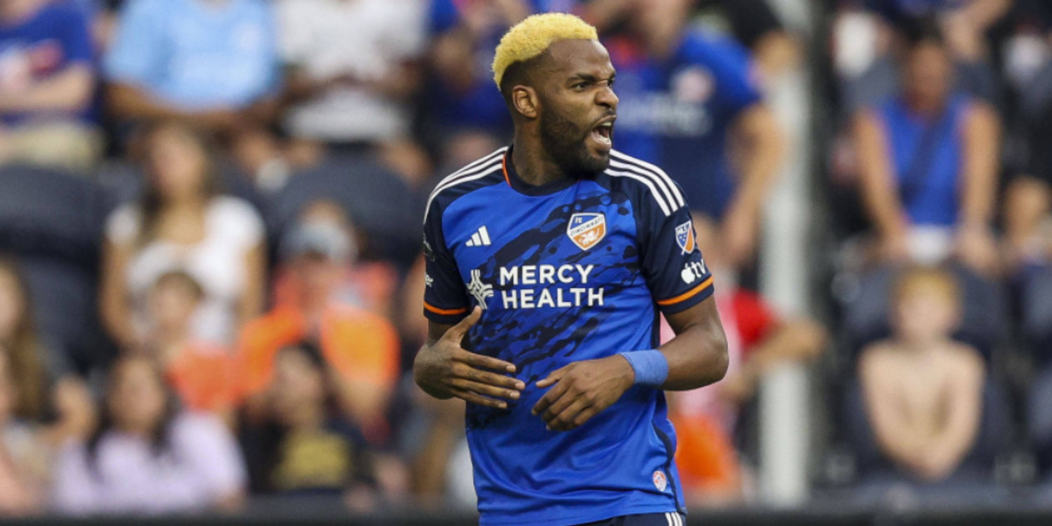 Gol kralının çenesi kırıldı