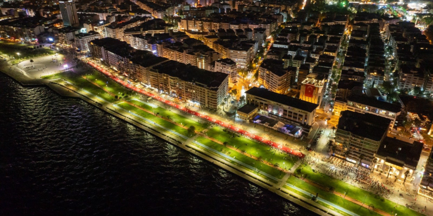 9 Eylül coşkusu, Fener Alayı yürüyüşü ile doruğa ulaştı