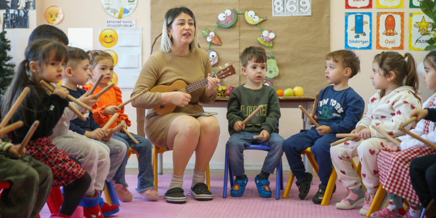 Konak’ta ‘Mutlu Çocuklar Oyun Evleri’ ile çocuklar da anneler de mutlu