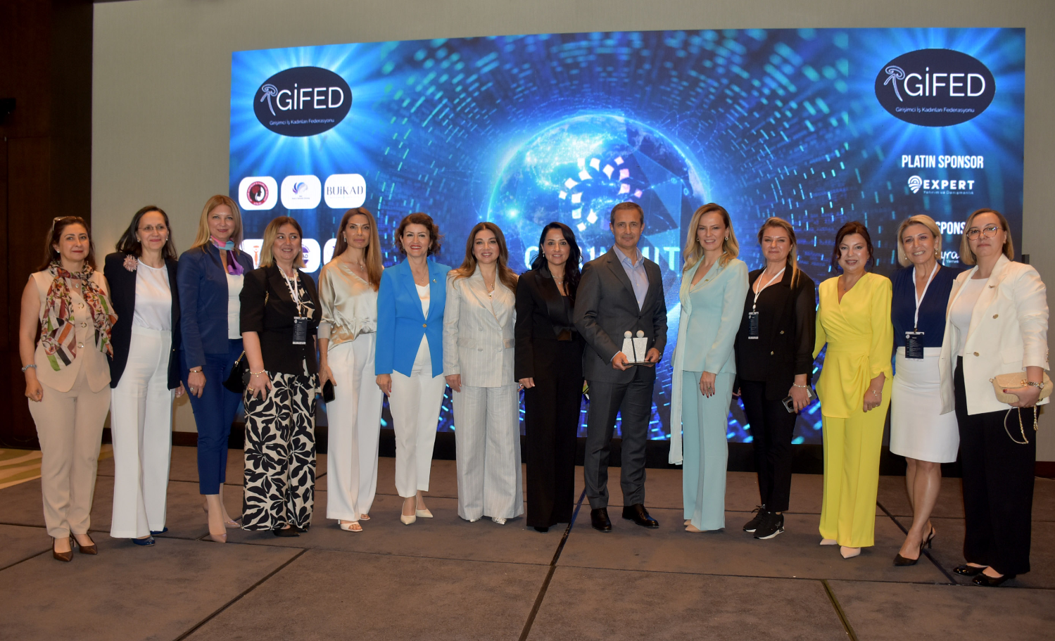 İZİKAD C-Summit 2025’e katıldı