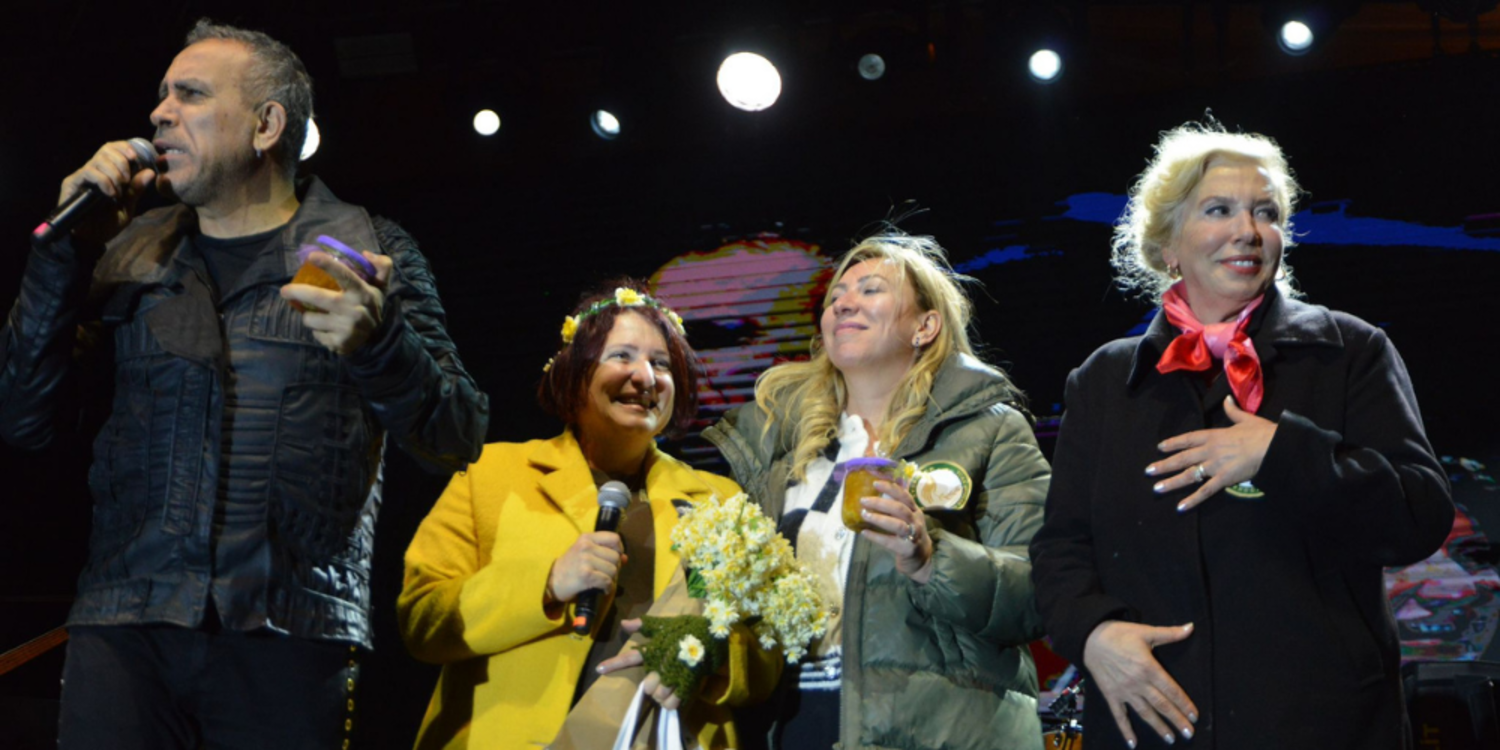 Karaburun, bayrağı Haluk Levent’e teslim etti