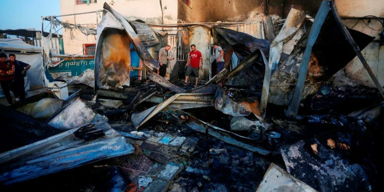 Gazze'de içinde insanların uyuduğu çadırlar yandı