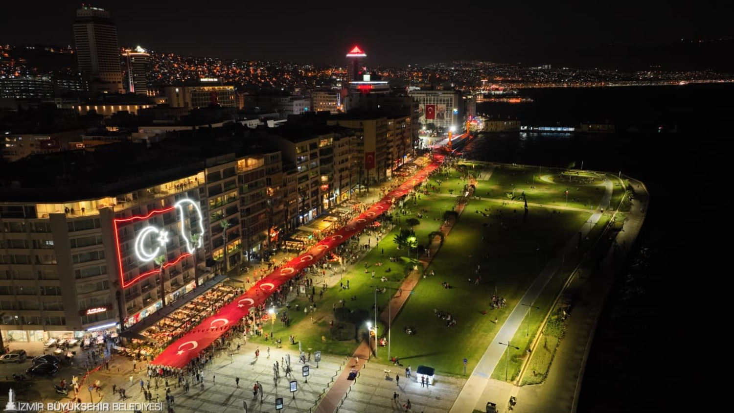 İzmir Marşı sokaklarda yankılandı