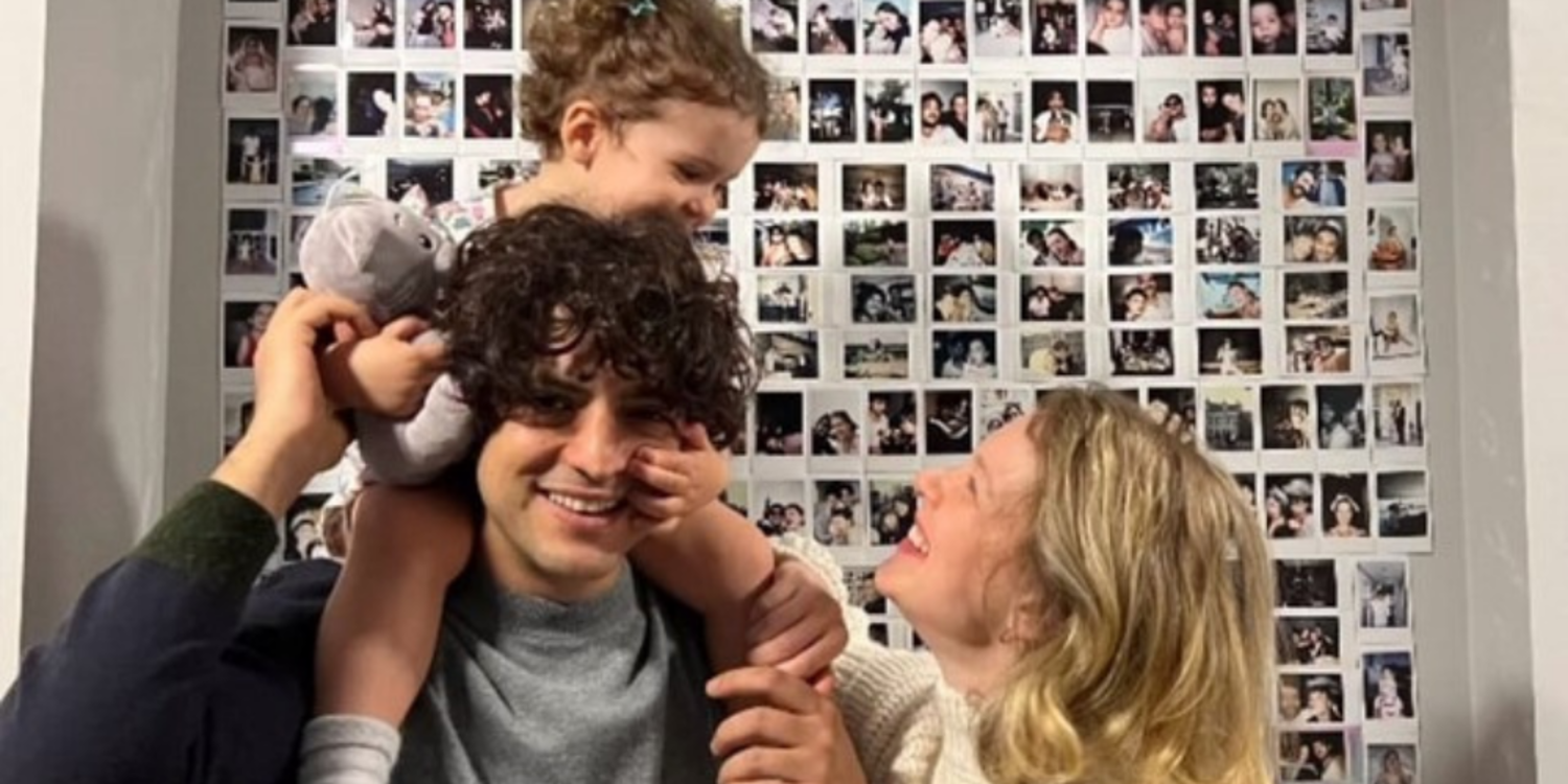 Taner Ölmez ile Ece Çeşmioğlu ikinci çocuklarını kucağına aldı