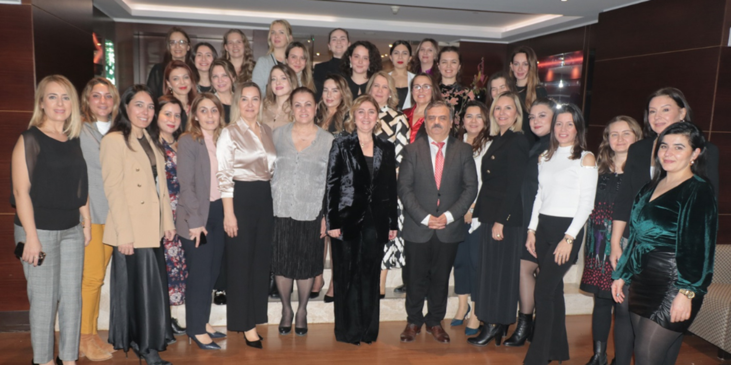 İZİKAD üyeleri Sezgin’i alkışlarla uğurladı