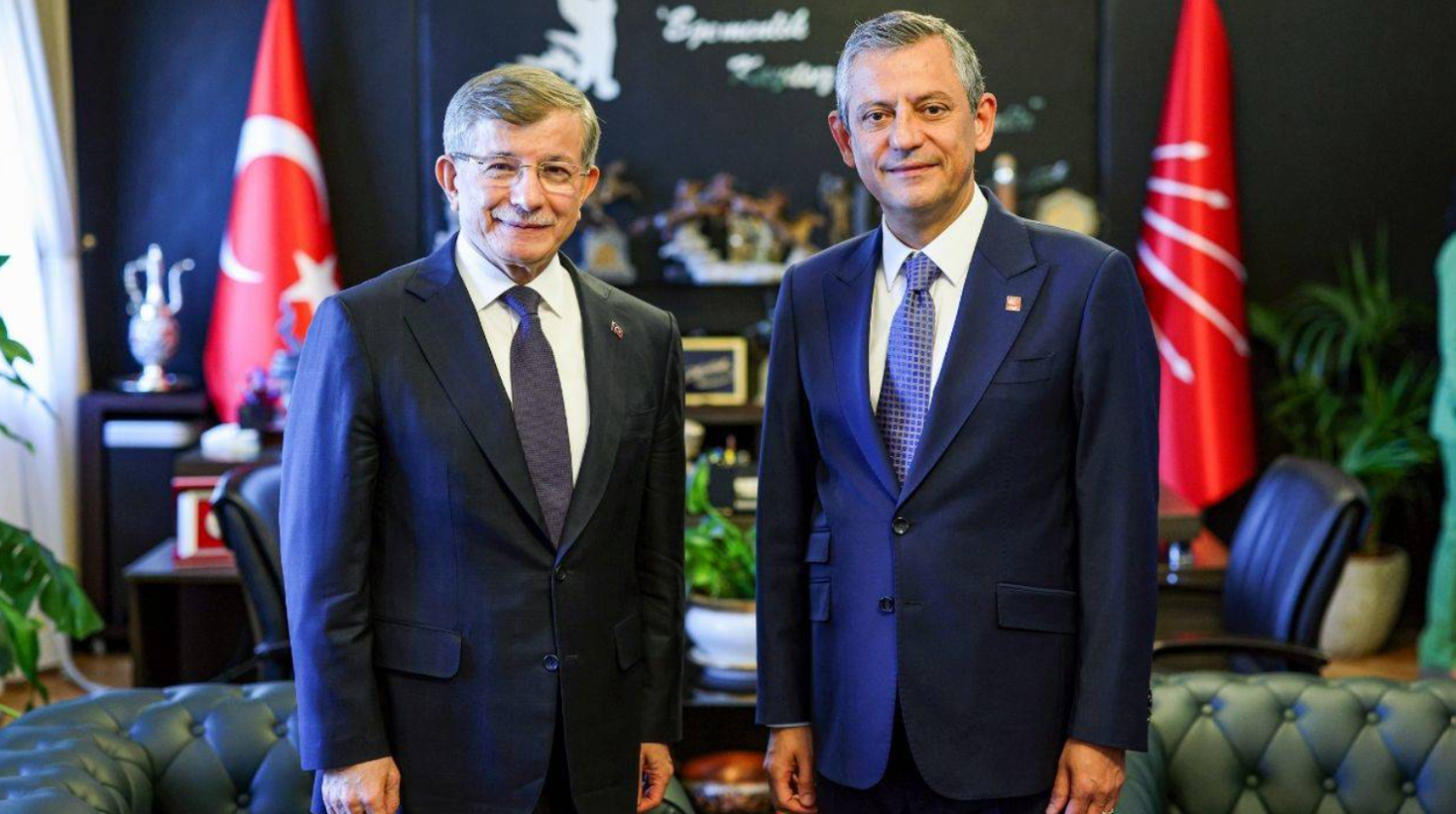 Özgür Özel, Ahmet Davutoğlu ile bir araya geldi