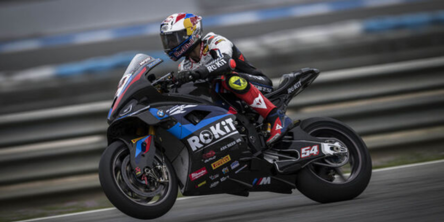 Toprak Razgatlıoğlu, İngiltere'de ikinci yarışı da birinci bitirdi