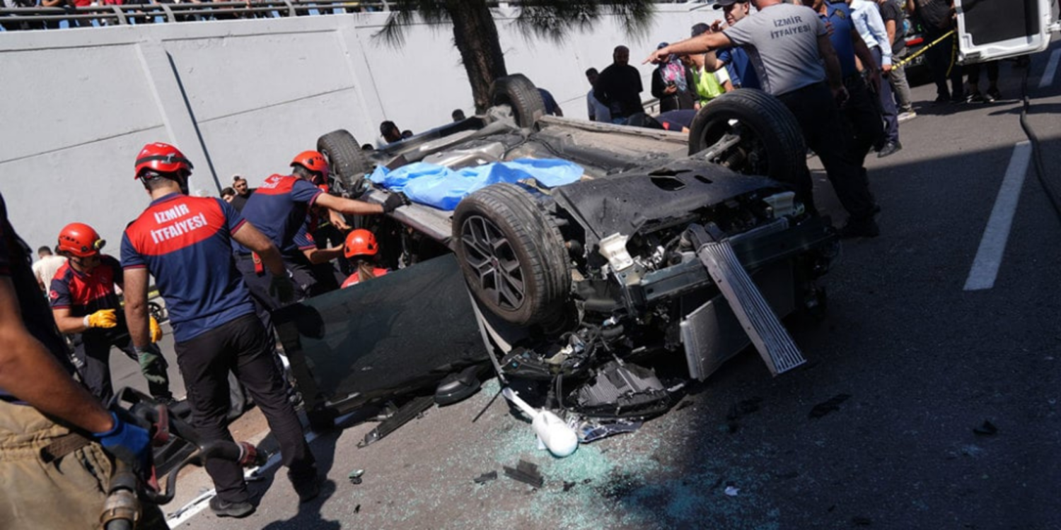 İzmir'de otomobil alt geçide düştü: 3 kişi öldü