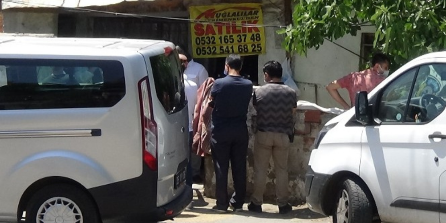 İzmir'de şüpheli ölüm: Komşuları bahçede buldu