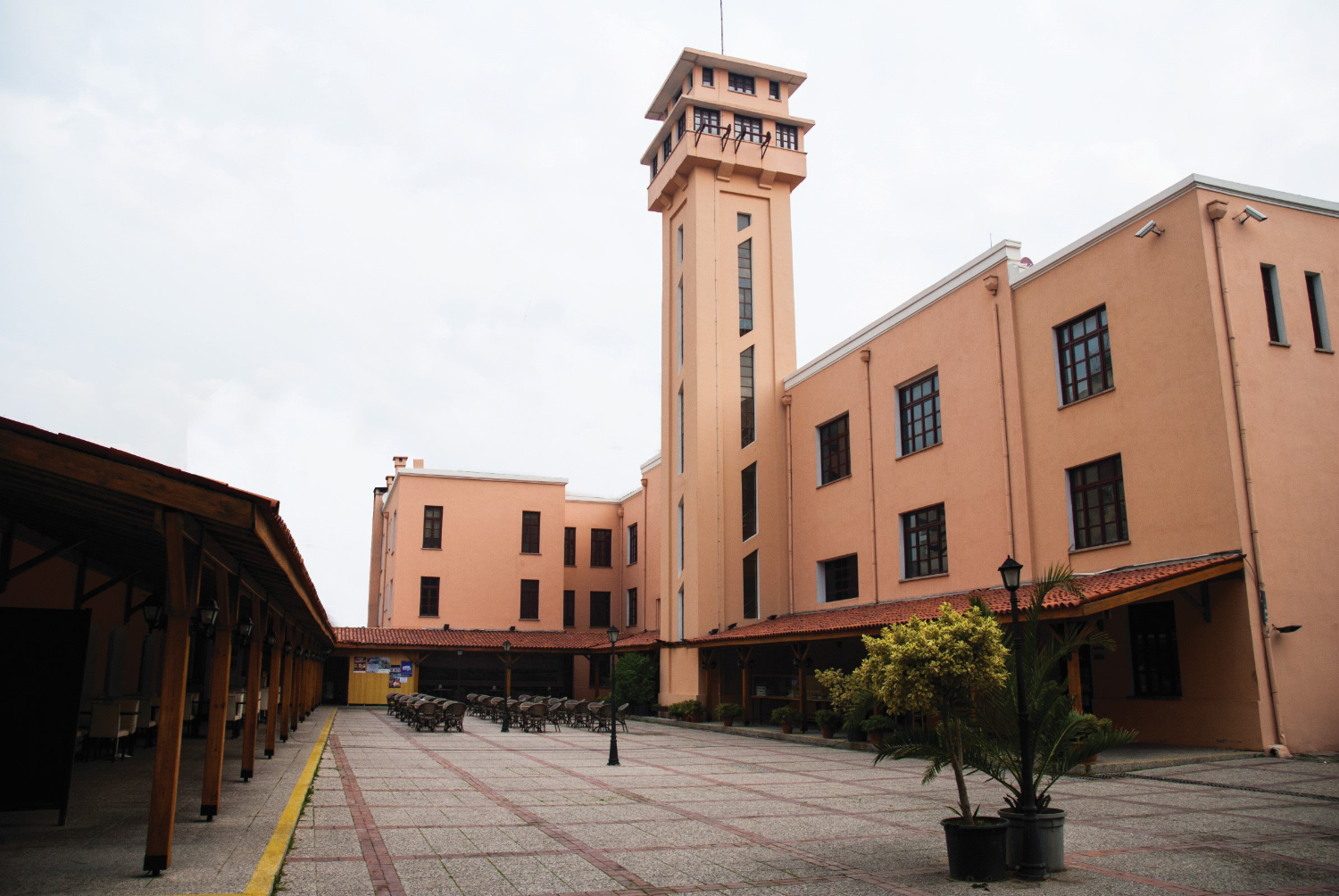 “İzmir’de Eski Bir Yaz: Deniz Hamamlarından Plaja”