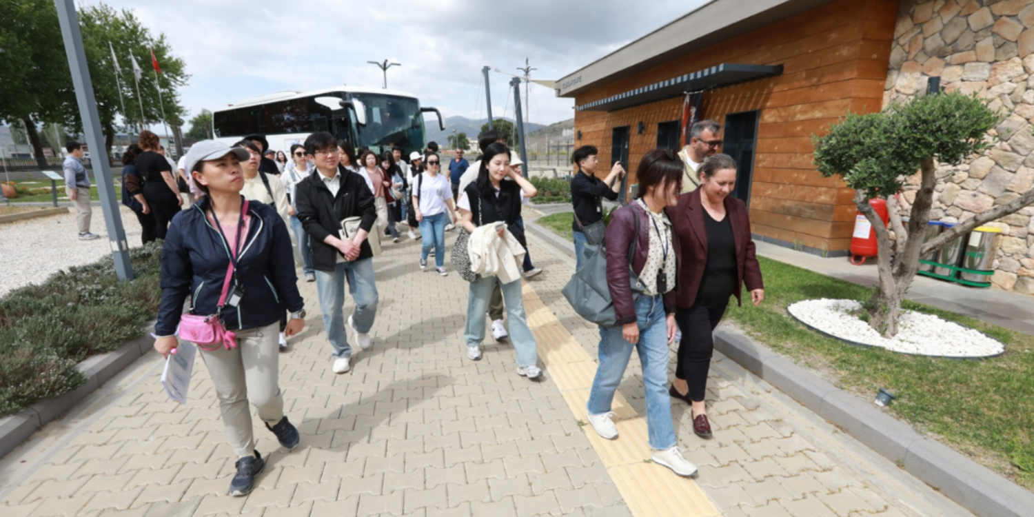 Efes Tarlası Yaşam Köyü dünyaya açılmaya devam ediyor