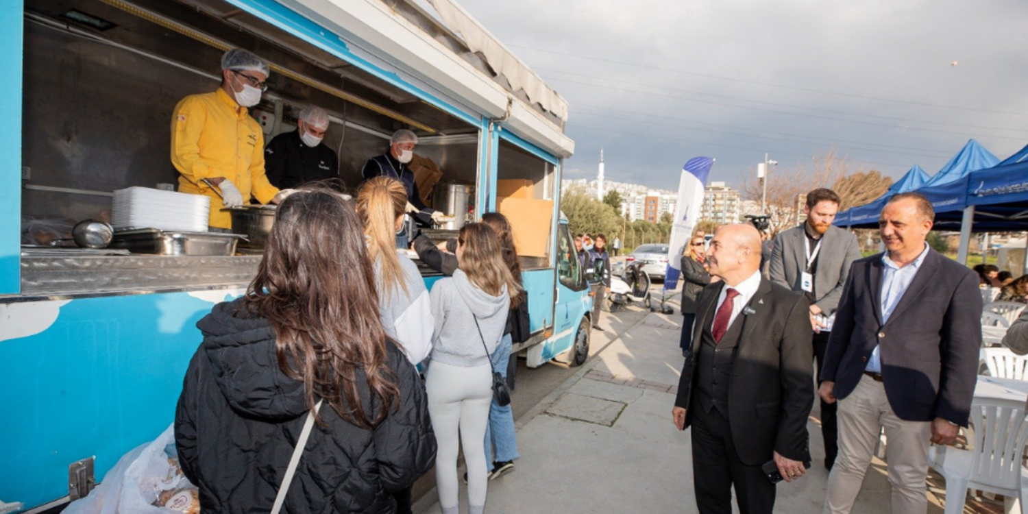Başkan Soyer öğrenci sofrasına konuk oldu