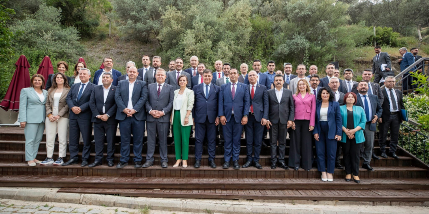 Başkan Tugay ilçe belediye başkanlarıyla bir araya geldi