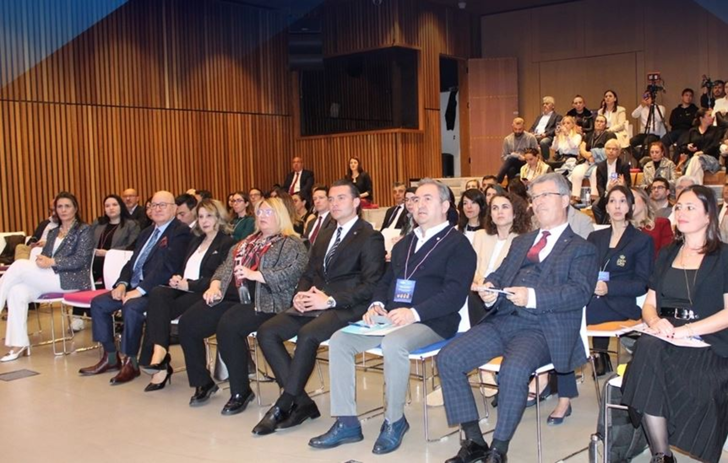 İzmir’deki ilk Kurumsal Sorumluluk Zirvesi’nde güven vurgusu