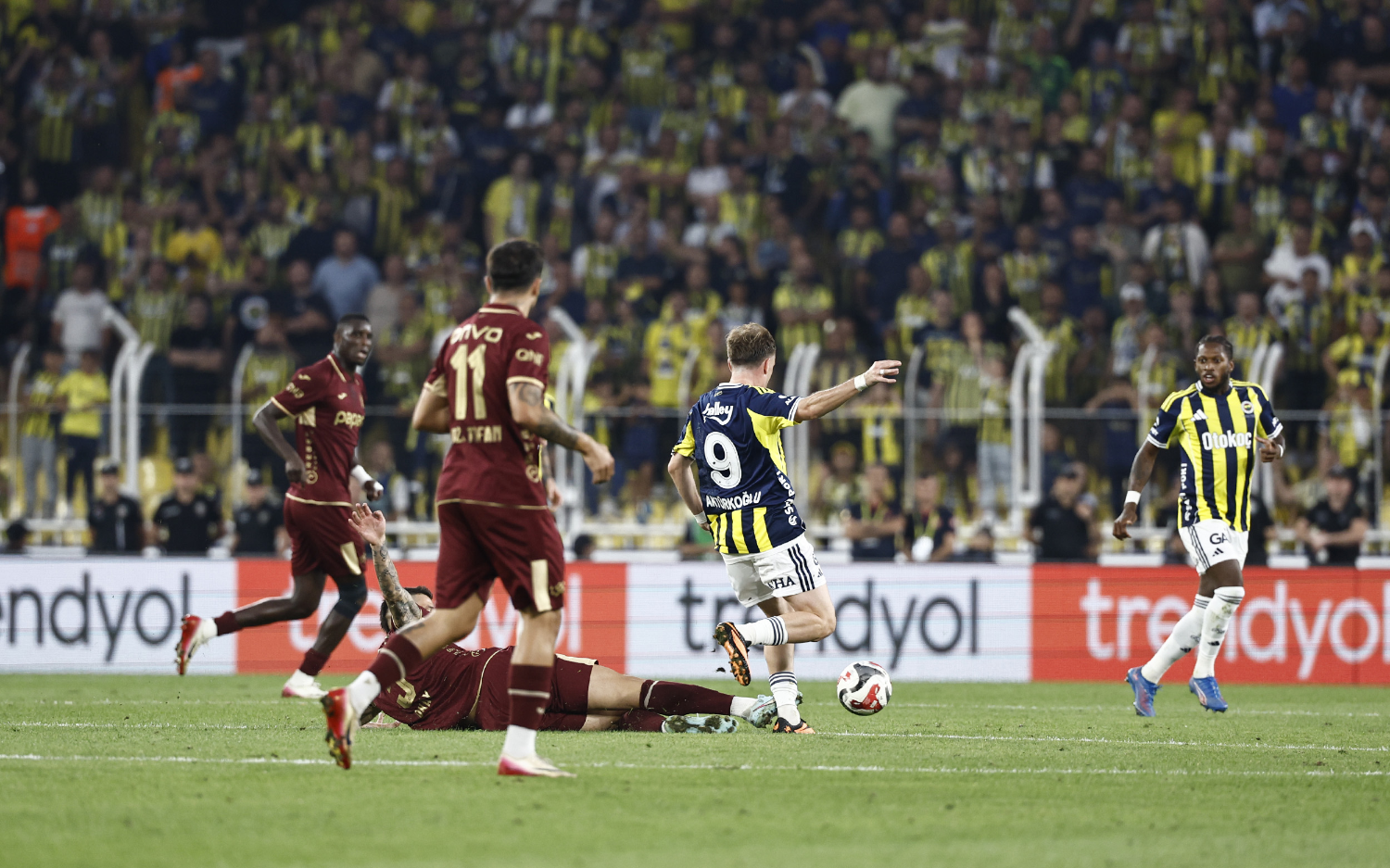 Fenerbahçe, Trabzonspor'u tek golle geçti