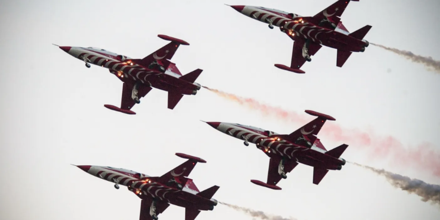 Türk Yıldızları gökyüzünü kırmızı beyaza boyadı