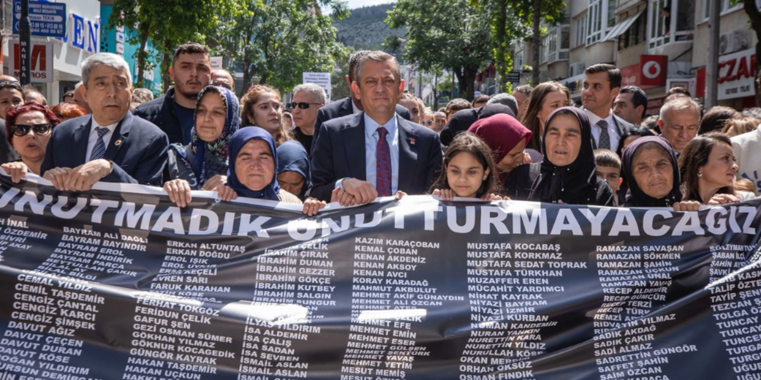 Özel, Soma Maden Şehitliği’ni ziyaret etti