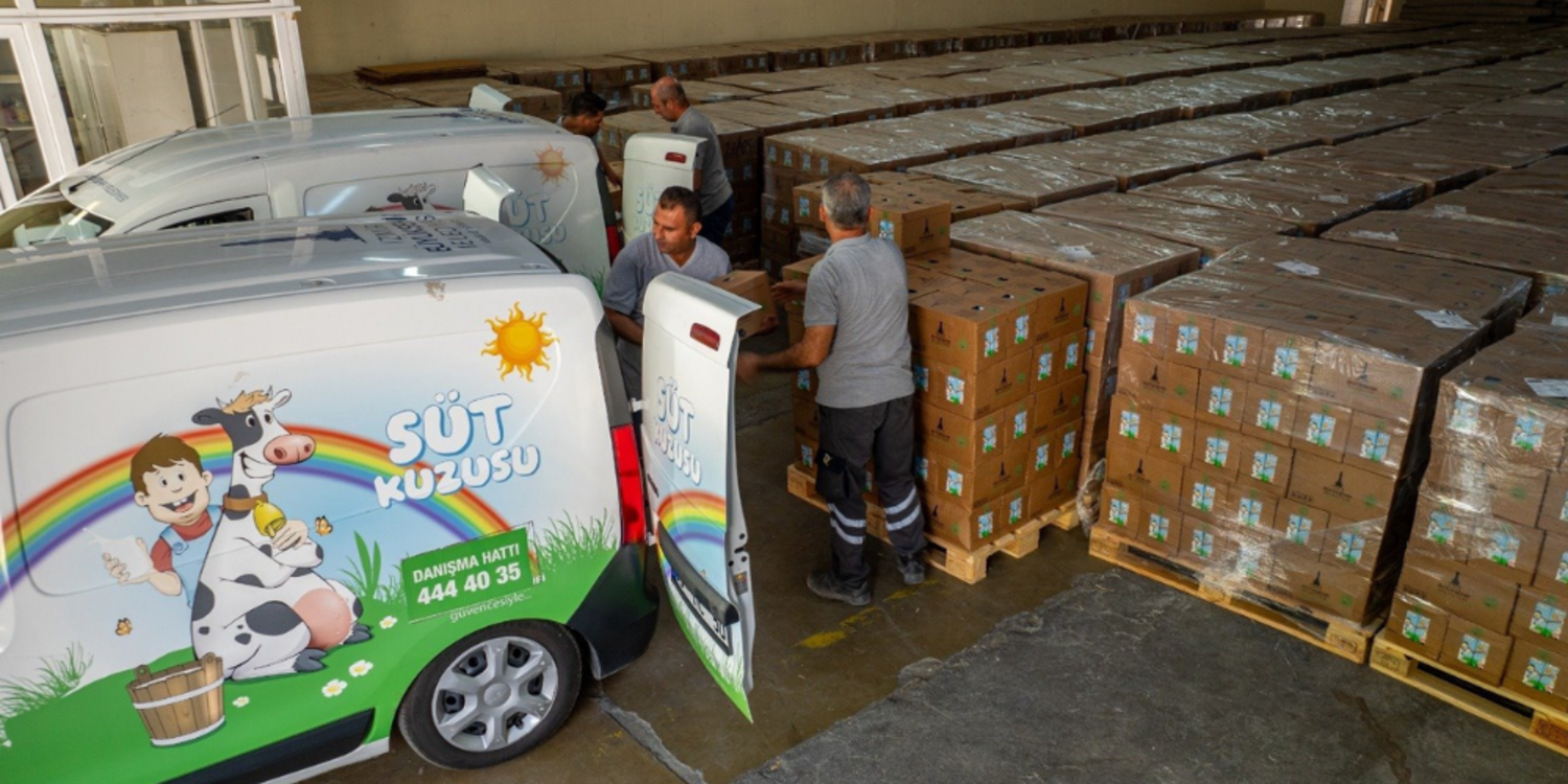 İzmir Büyükşehir Belediyesi süt dağıtımına başladı